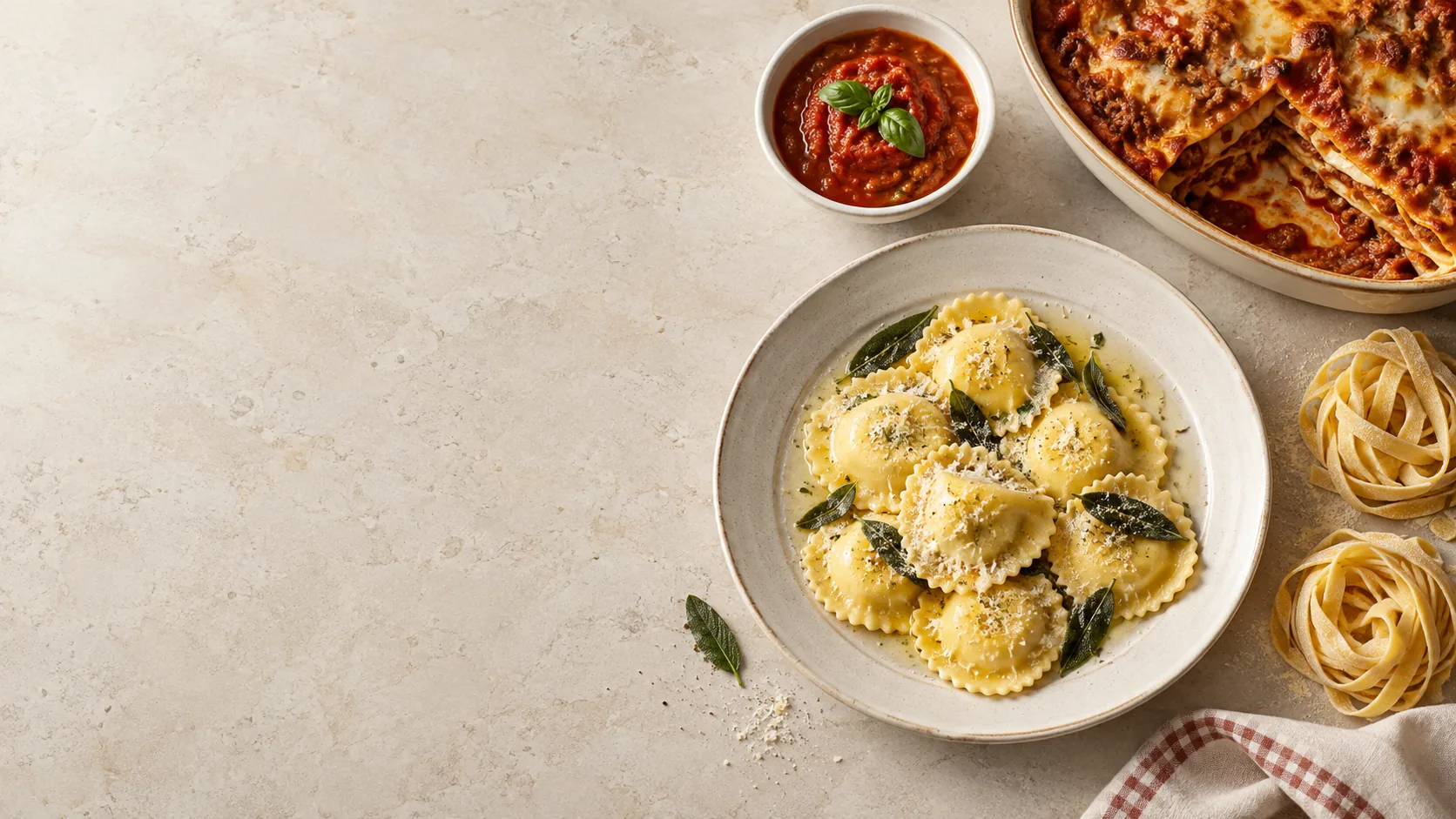 Composição ilustrativa de ravioli, lasanha, massa fresca e molho à mesa
